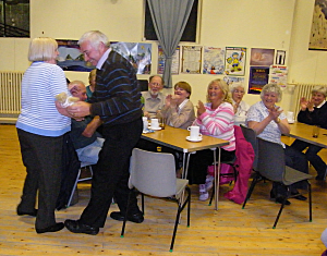 Agnes hands over the prize